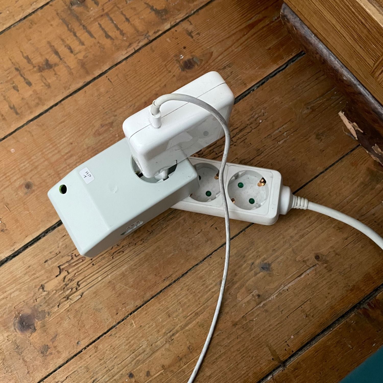 Entwicklung und Test des ersten funktionierenden Prototyps der intelligenten Akku-Ladesteuerung im Jahr 2021