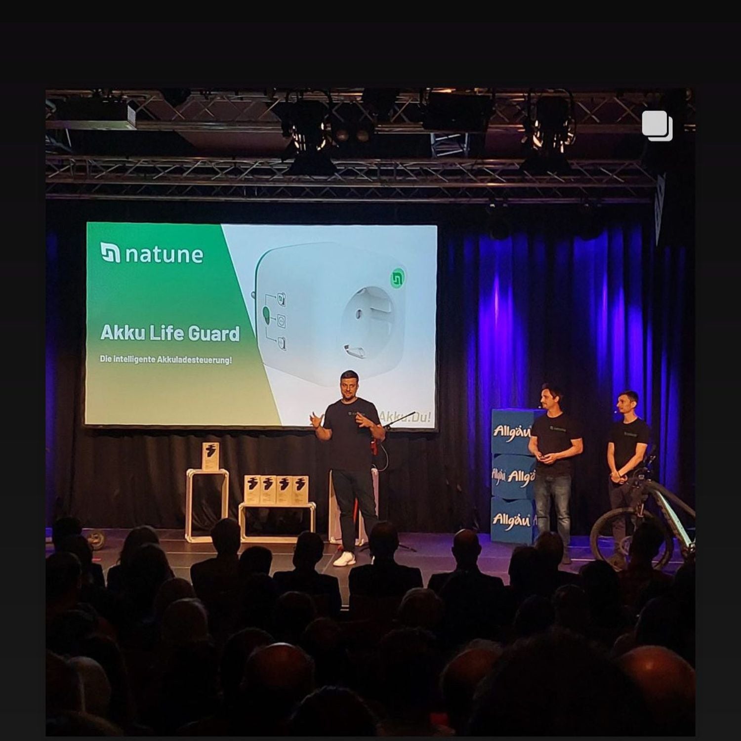 Pitch des Akku Life Guard Teams beim Finale der Gründerbühne Kempten Ende 2023 – Präsentation des Smart-Home Produkts vor Jury und Publikum