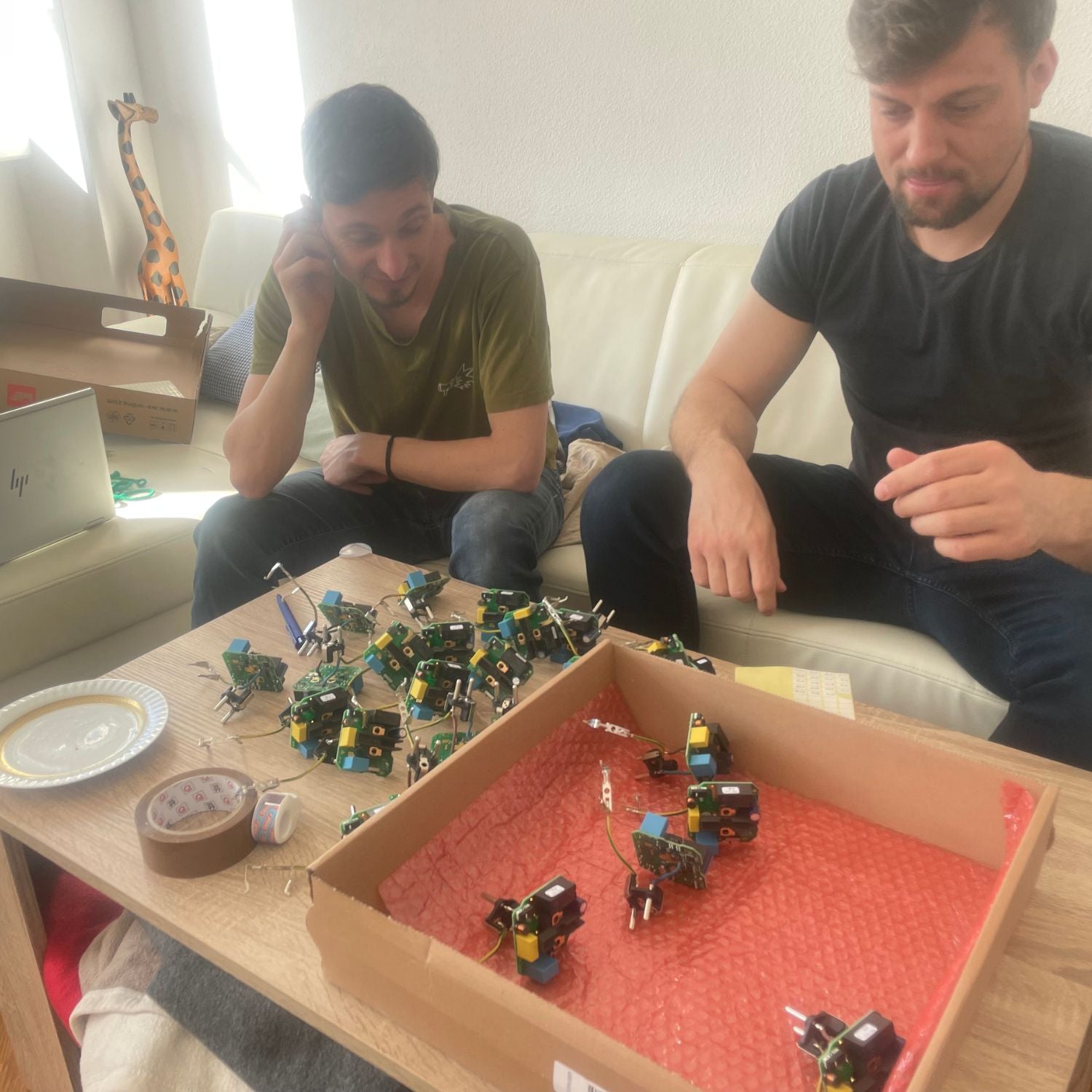 Manuelle Fertigung der ersten Kleinserie des Akku Life Guard durch das Entwicklerteam im Frühjahr 2024