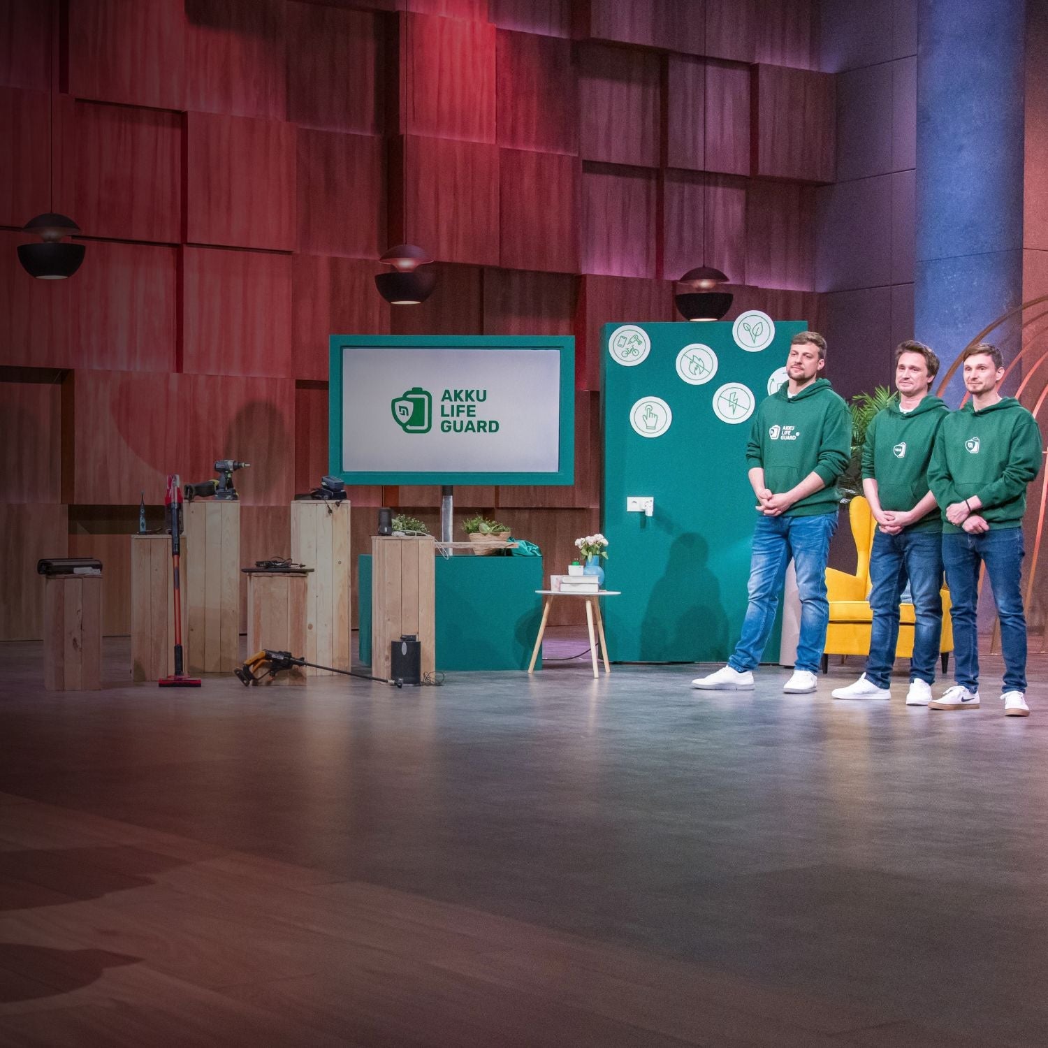 Foto Team: Gründerteam Natune bei Höhle der Löwen, sympathisch, innovativ, vor Firmenlogo