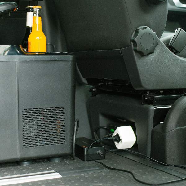 Akku Life Guard im Einsatz im Campervan, angeschlossen an eine Bordsteckdose zur sicheren Stromversorgung eines mobilen Kühlgeräts