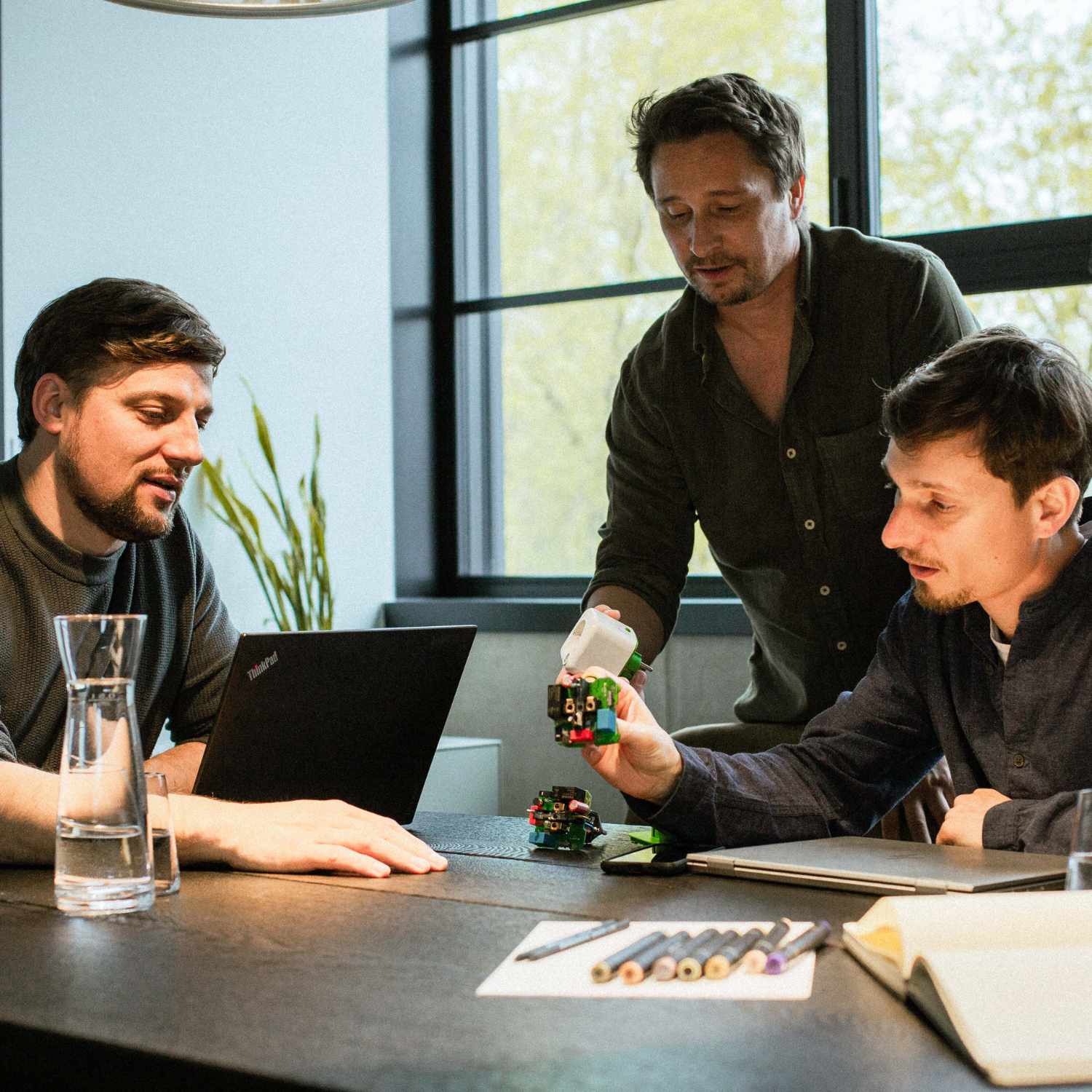 Entwicklerteam von Natune im Gespräch über Akku Life Guard, Austausch über Technik und Innovation