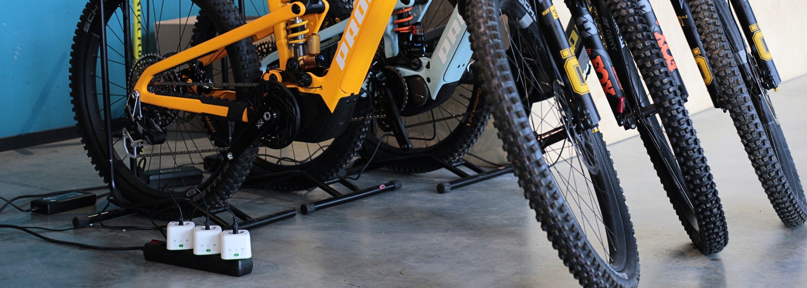 Mehrere Akku Life Guards neben E-Bikes beim Fahrradhändler