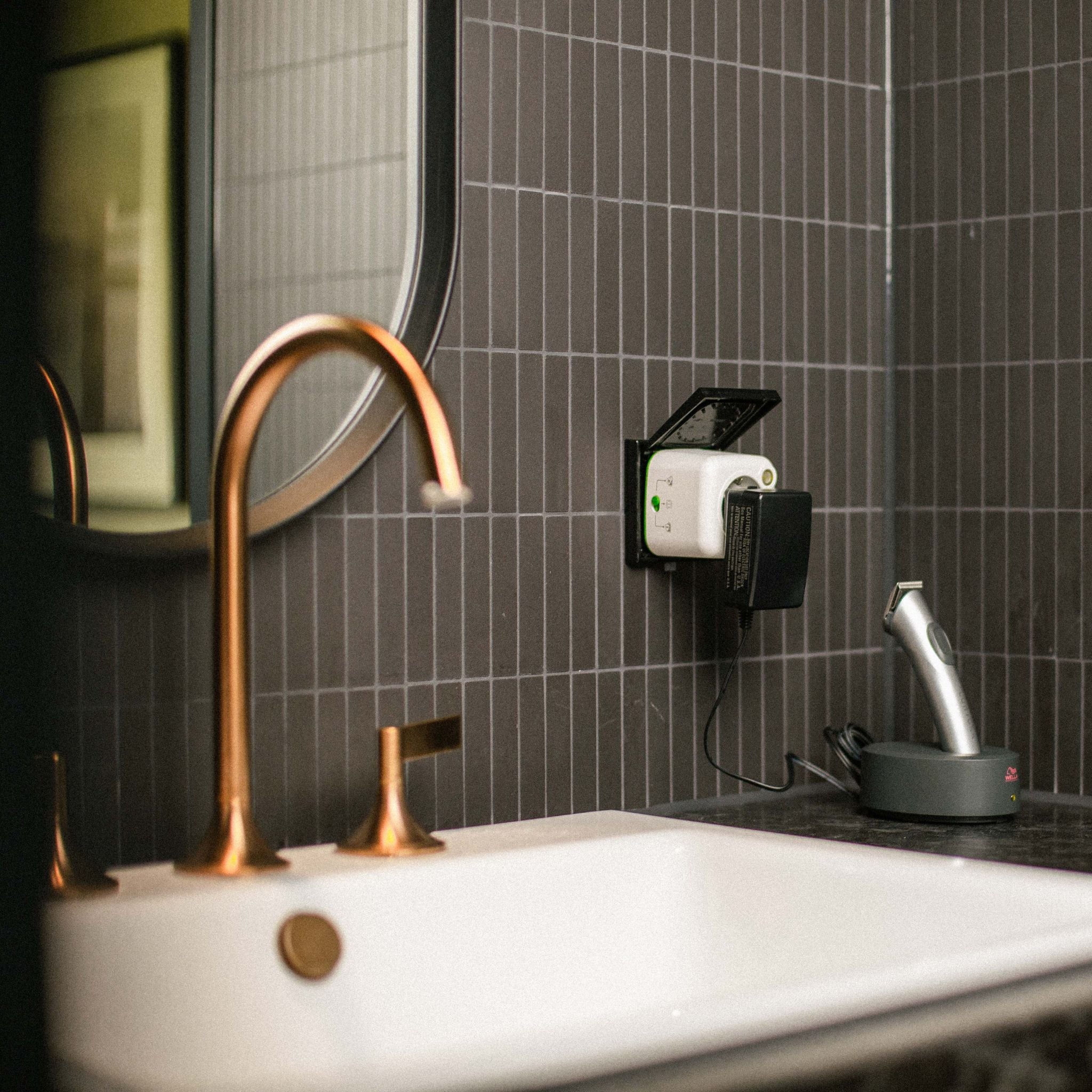 Akku Life Guard im Badezimmer neben Waschbecken installiert, energieeffizient und sicher