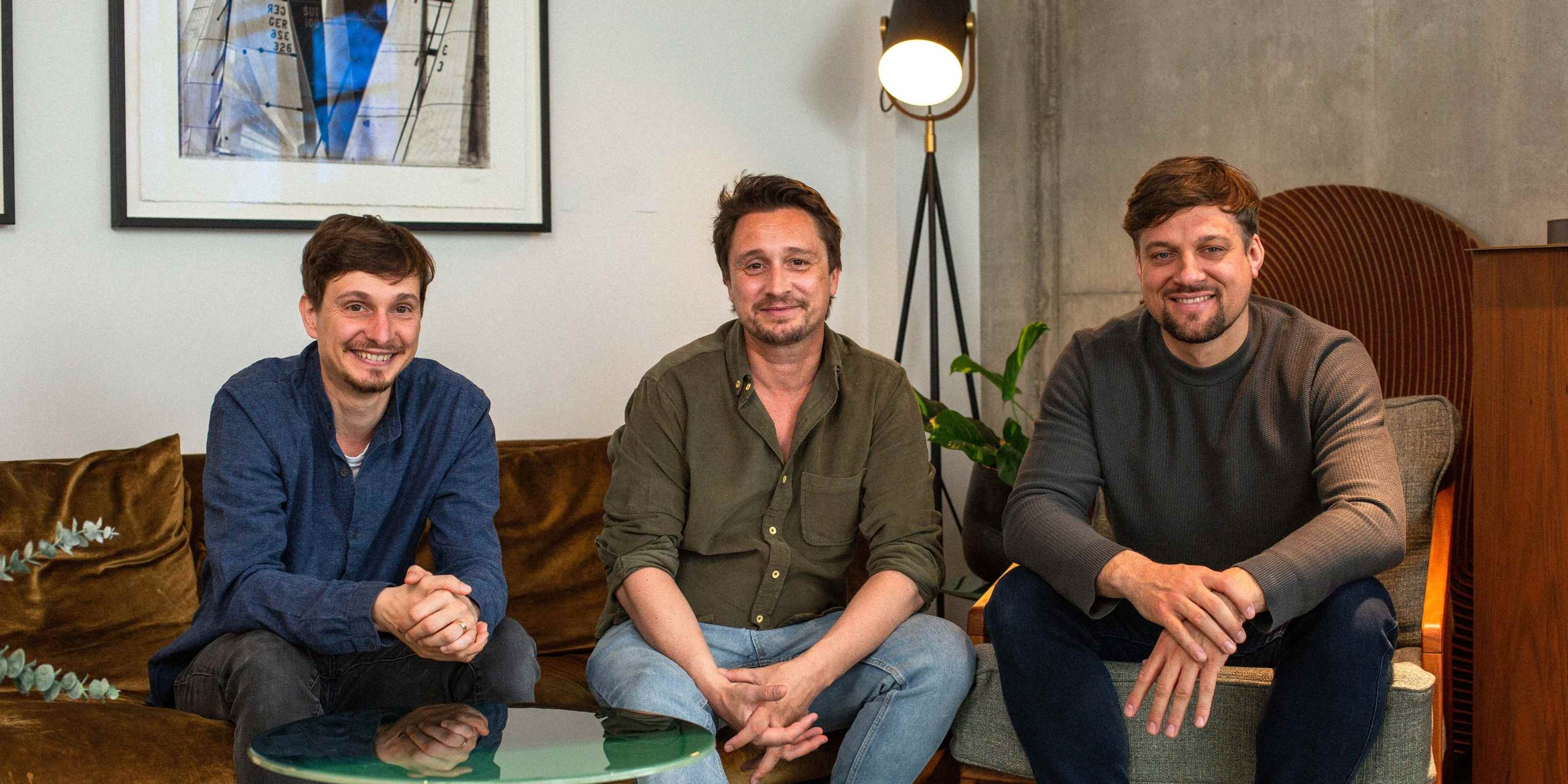 Gründerteam von Natune sitzt zusammen, sympathisches Gruppenfoto, Vertrauen und Teamgeist